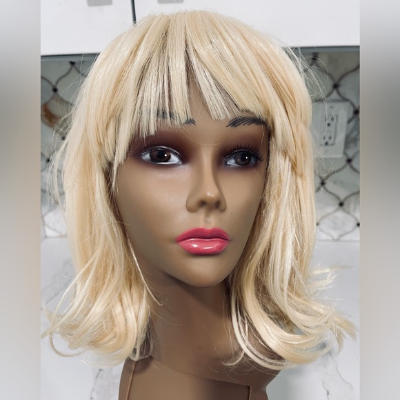 HAIR, 16” Straight with bangs, Bouffant/style, very blonde - Picture 2 of 8